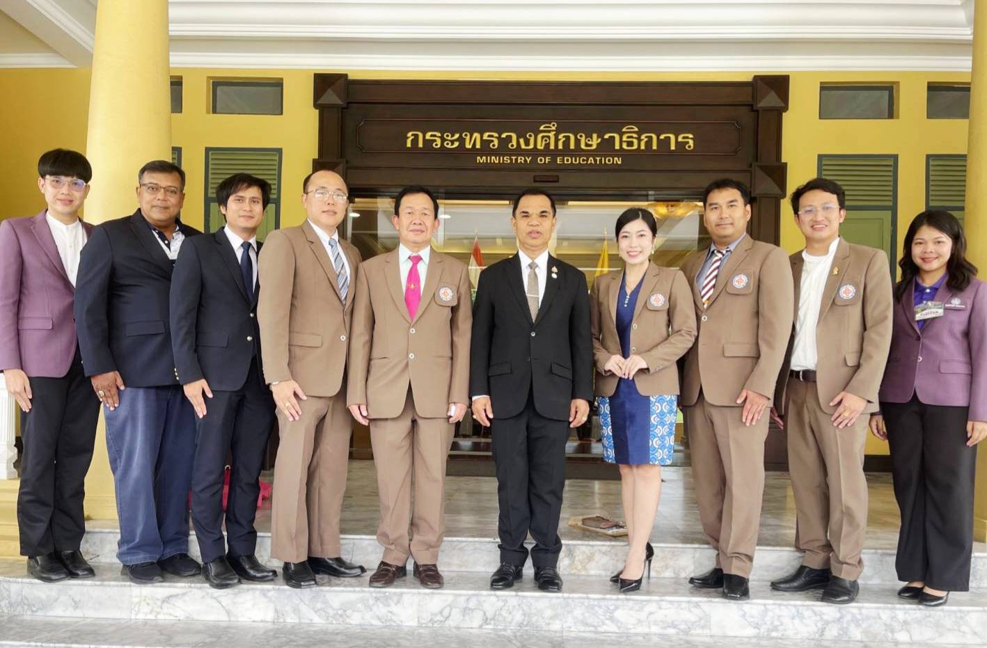 นายกสมาคมรองผู้อำนวยการโรงเรียนมัธยมศึกษาแห่งประเทศไทย และกรรมการบริหารสมาคม เข้าพบผู้บริหารกระทรวงศึกษาธิการ